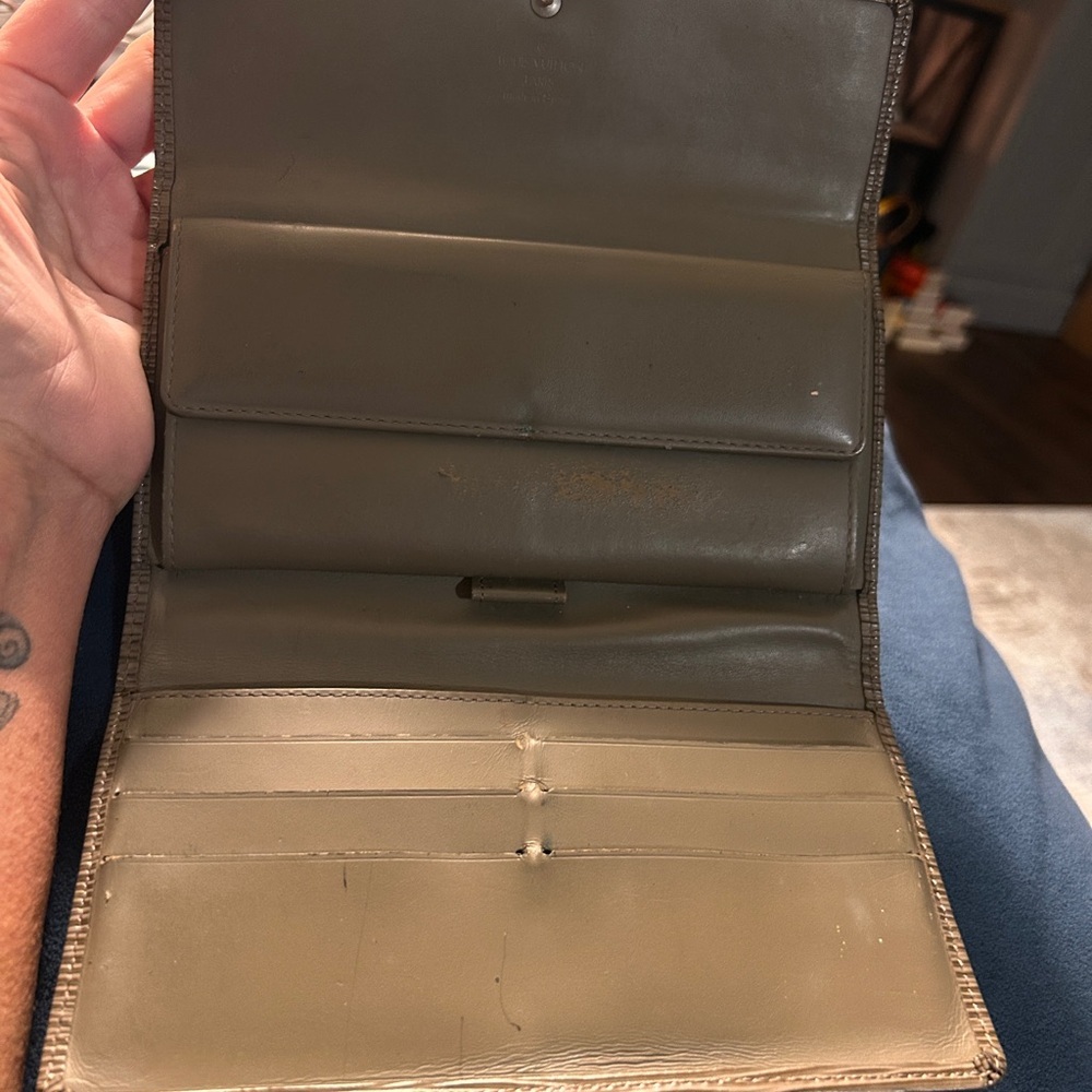 162. Louis Vuitton tan Epi trifold wallet (project) - Picture 7 of 16
